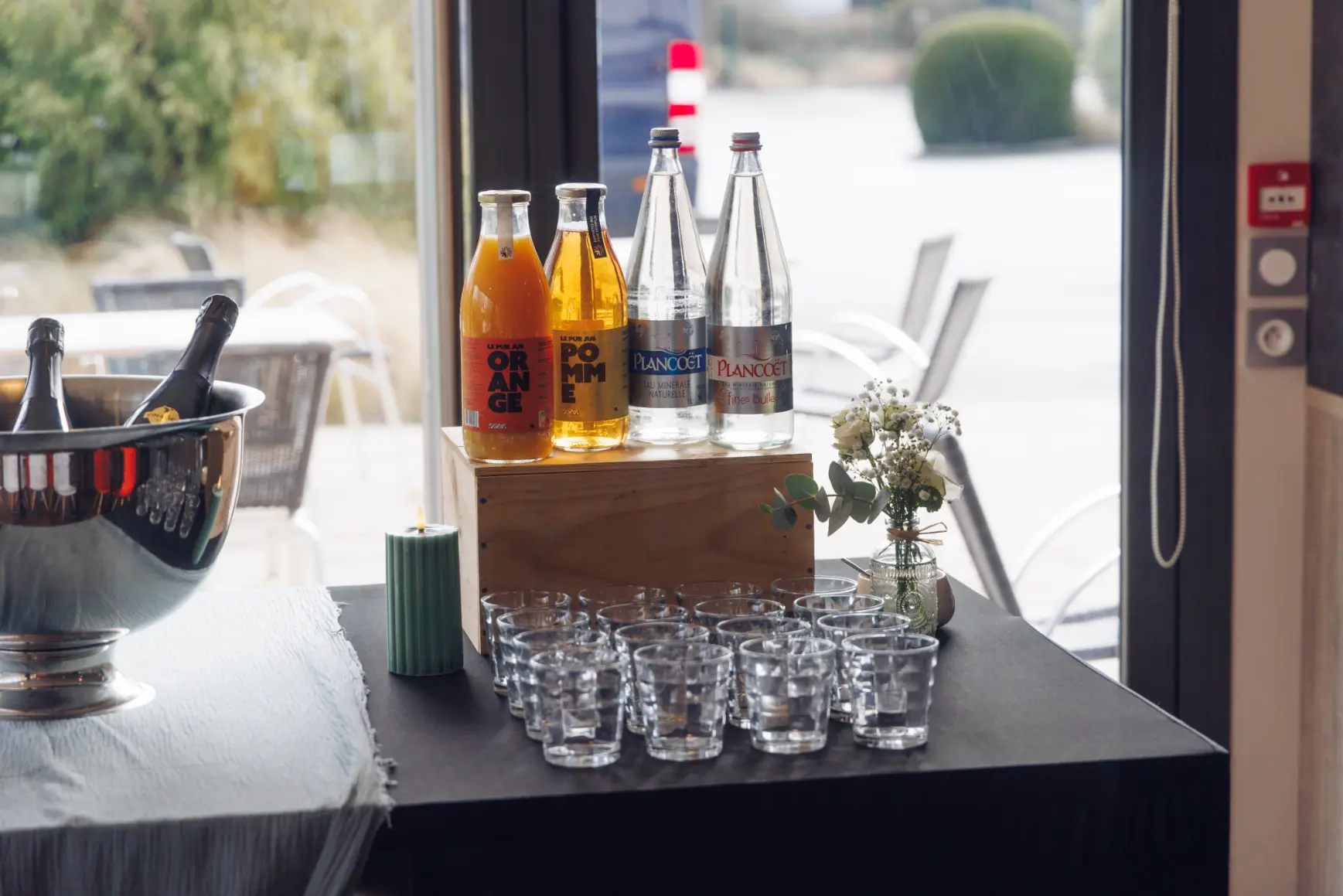 Sélection de boissons fraîches pour buffet événementiel Anjou Saveurs