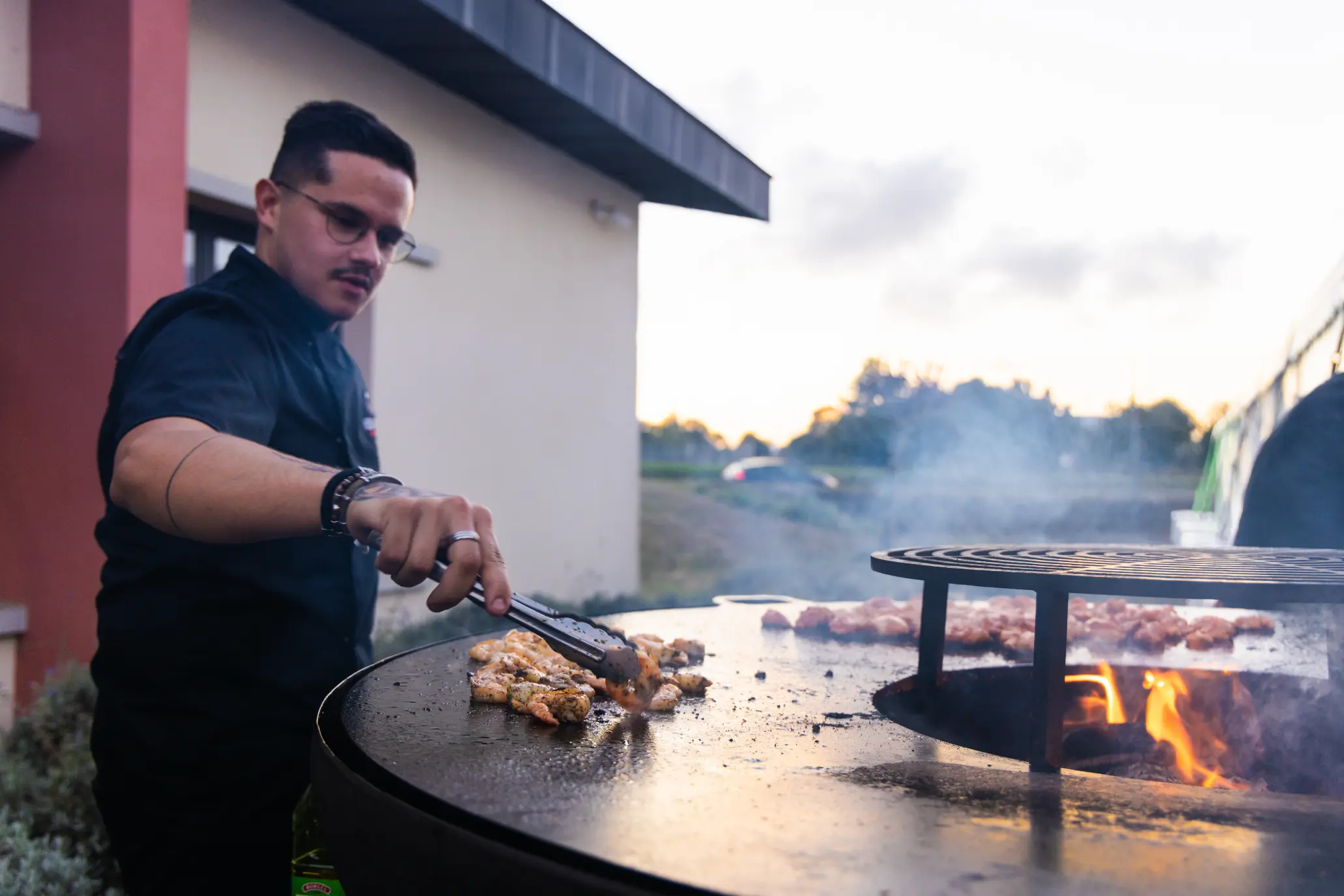 Viande en cuisson lors d’un événement traiteur par Anjou Saveurs