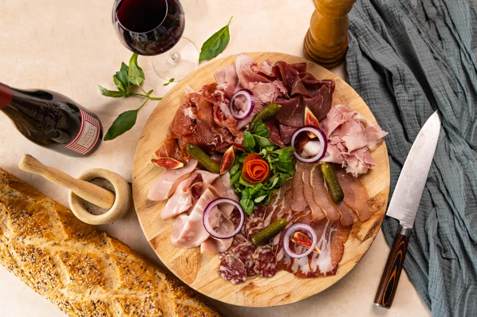 Plateau de charcuterie artisanale proposé par Anjou Saveurs pour vos apéritifs ou buffets
