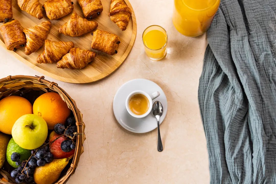 Plateau de petit-déjeuner complet servi par Anjou Saveurs, idéal pour événements matinaux