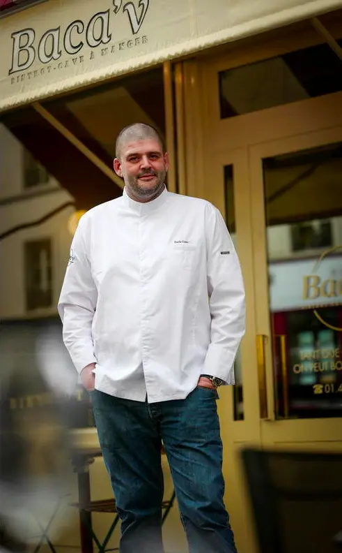 Emile Côté, chef du restaurant Baca’V à Paris, expert en cuisine gastronomique française