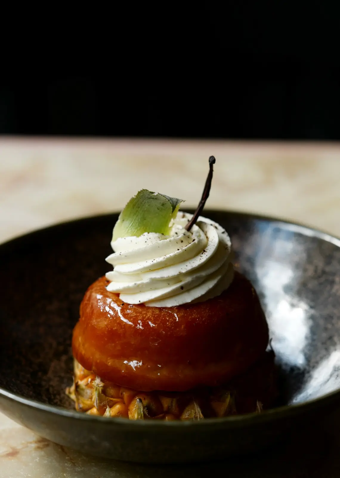 Dessert chic façon baba avec chantilly, création sucrée du Baca’V à Paris