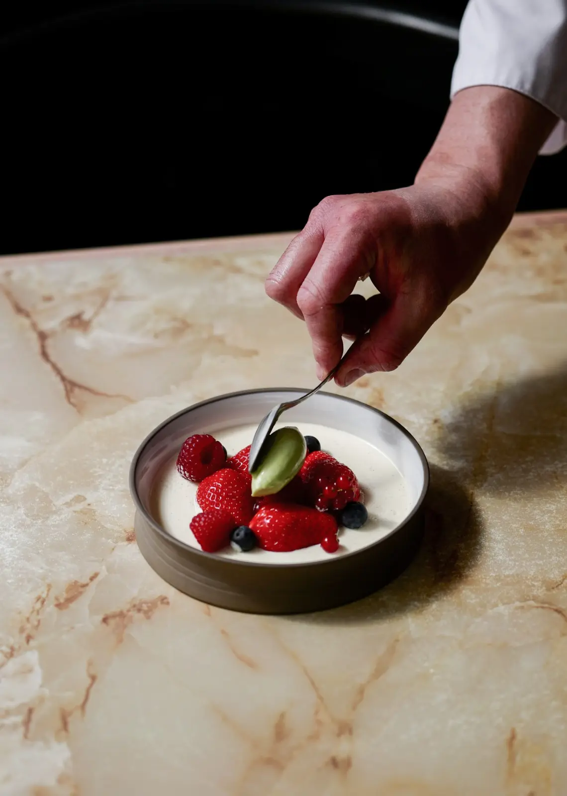 Dessert à base de fraise, création sucrée raffinée du restaurant Baca’V à Paris