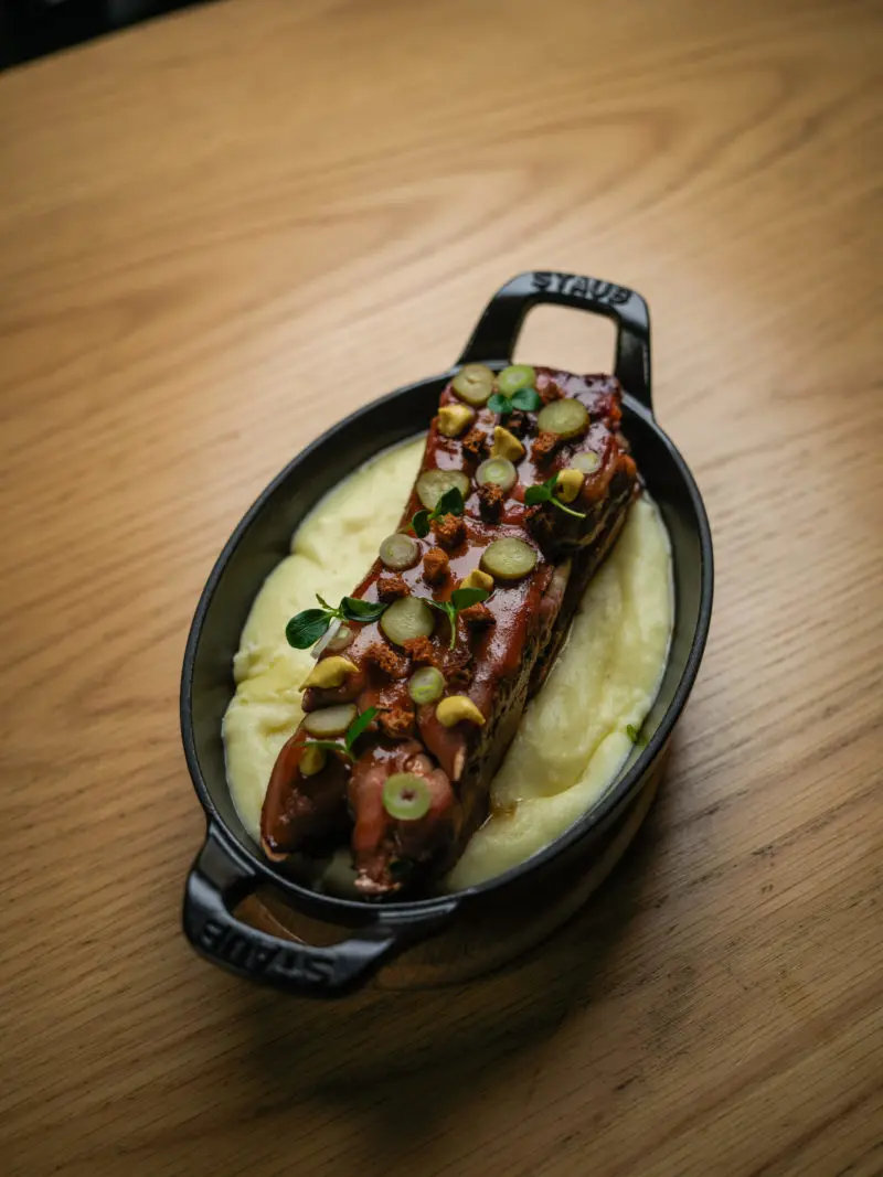 Plat gastronomique avec purée et viande servi au Baca’V, restaurant bistronomique à Paris
