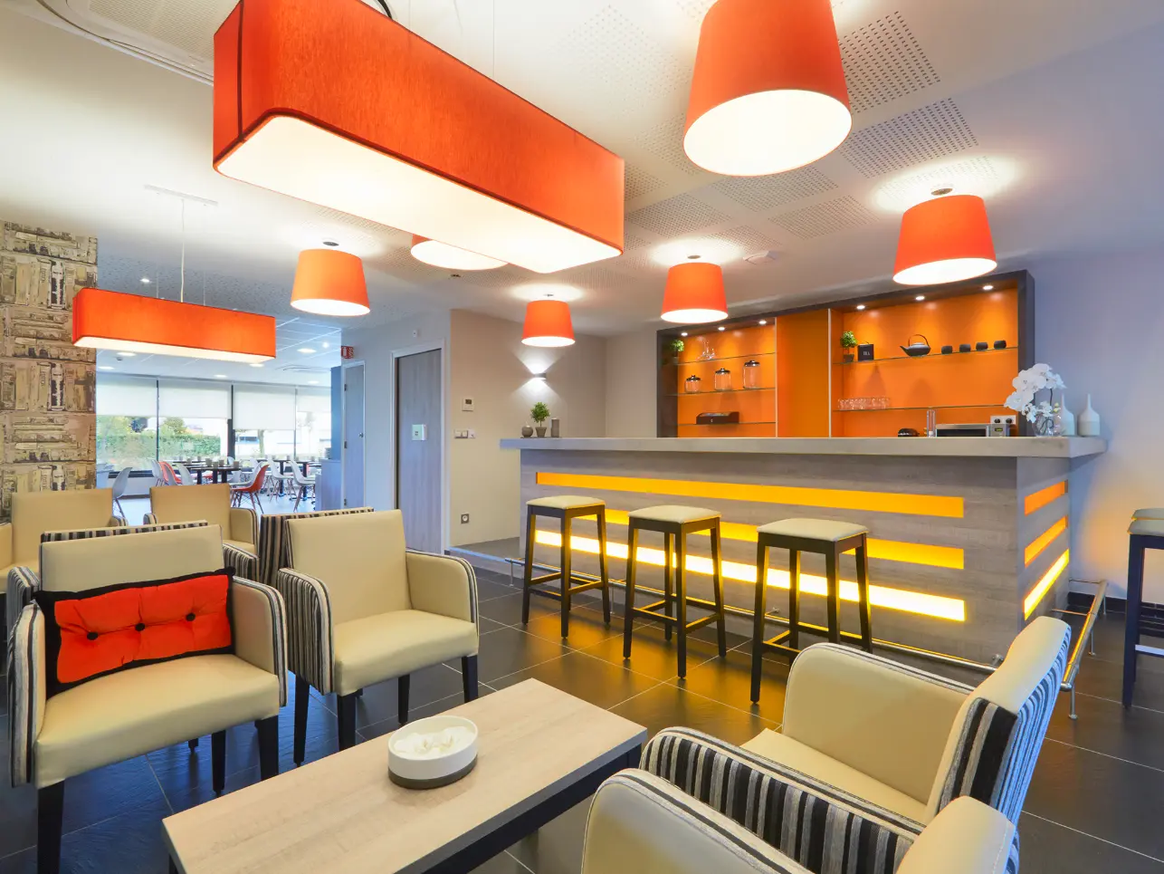 Espace bar convivial de l’hôtel Kyriad Beaucouzé, détente et service pour les clients de l’hôtel