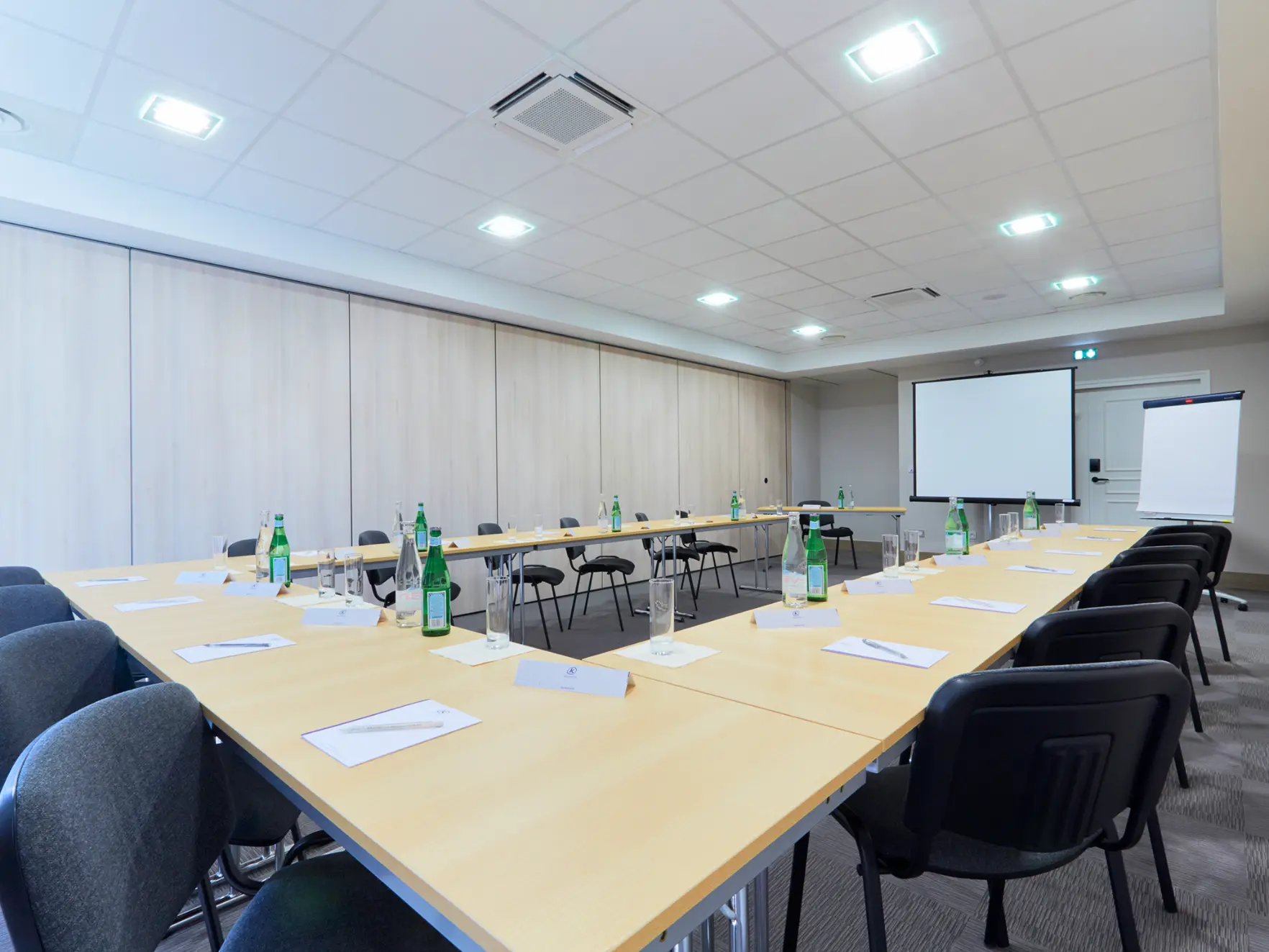 Salle de séminaire à l’hôtel Kyriad Beaucouzé, idéale pour réunions et événements professionnels