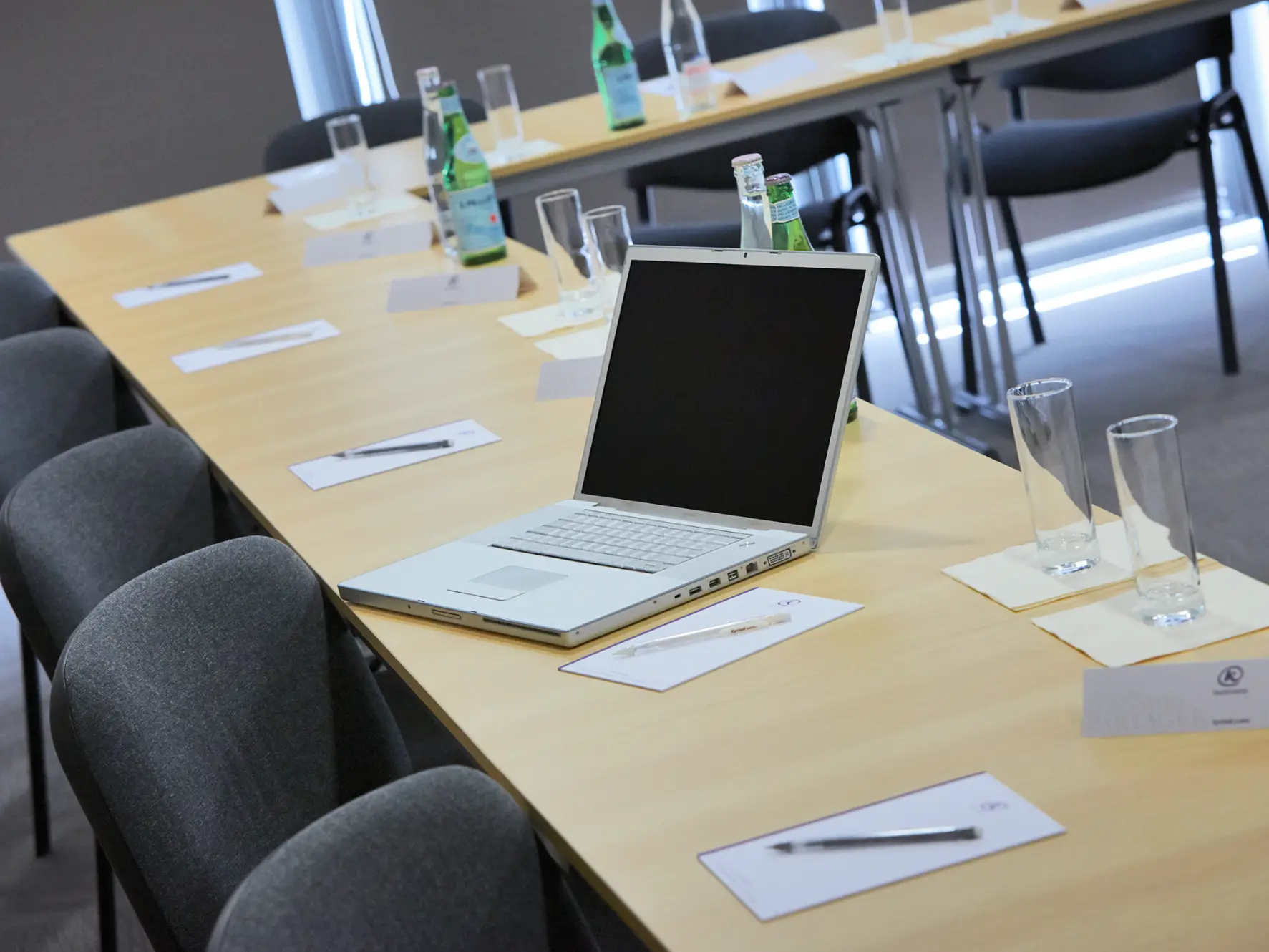 Espace réunion professionnelle à l’hôtel Kyriad Beaucouzé, idéal pour les entreprises et formateurs