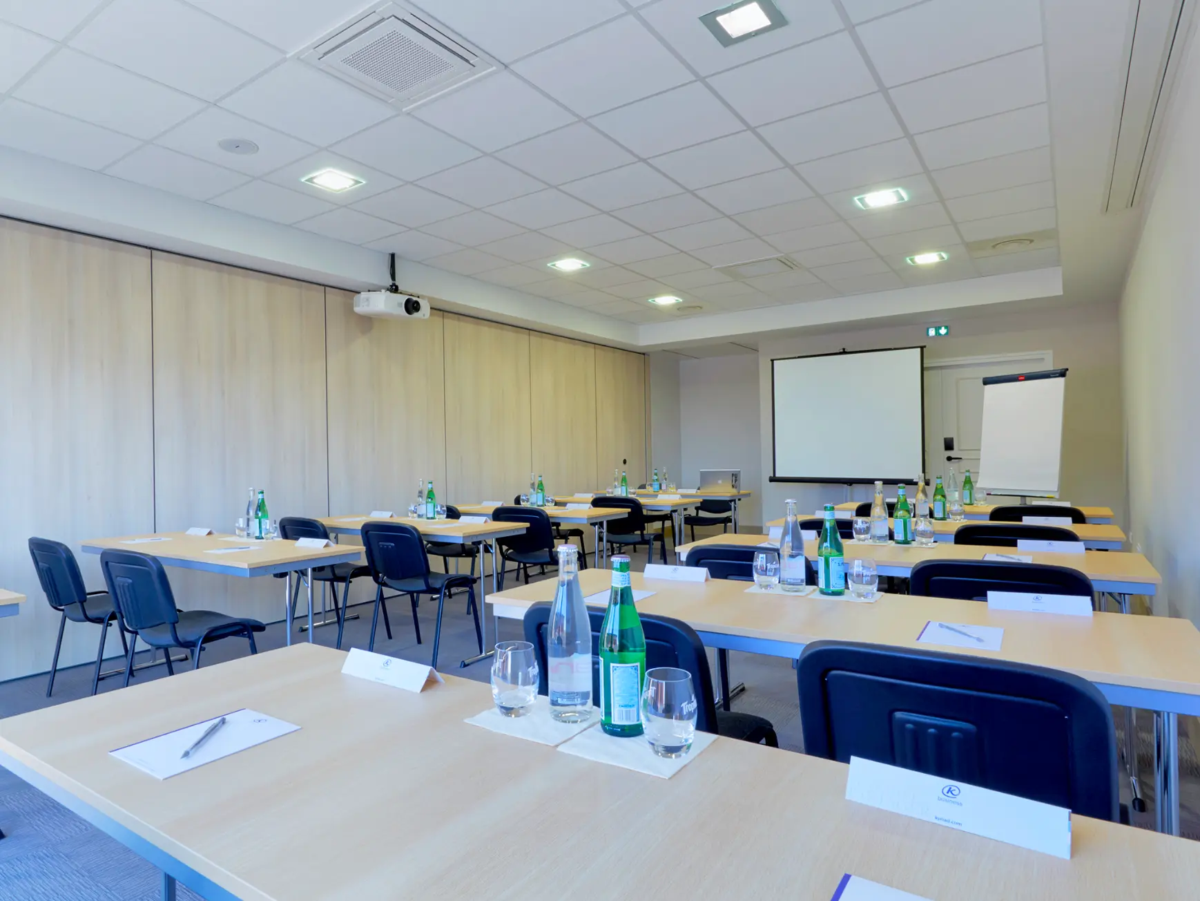 Disposition de salle de séminaire à l'hôtel Kyriad Beaucouzé pour événements d’entreprise