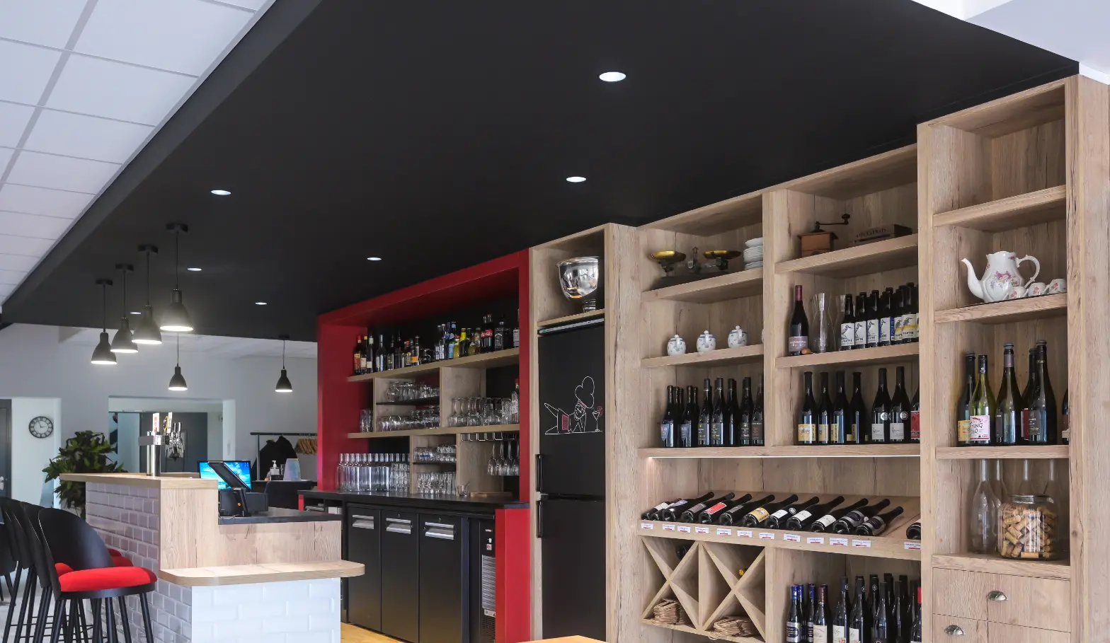 Espace bar de l’hôtel Logis d’Orgemont à Angers, lieu convivial pour se détendre