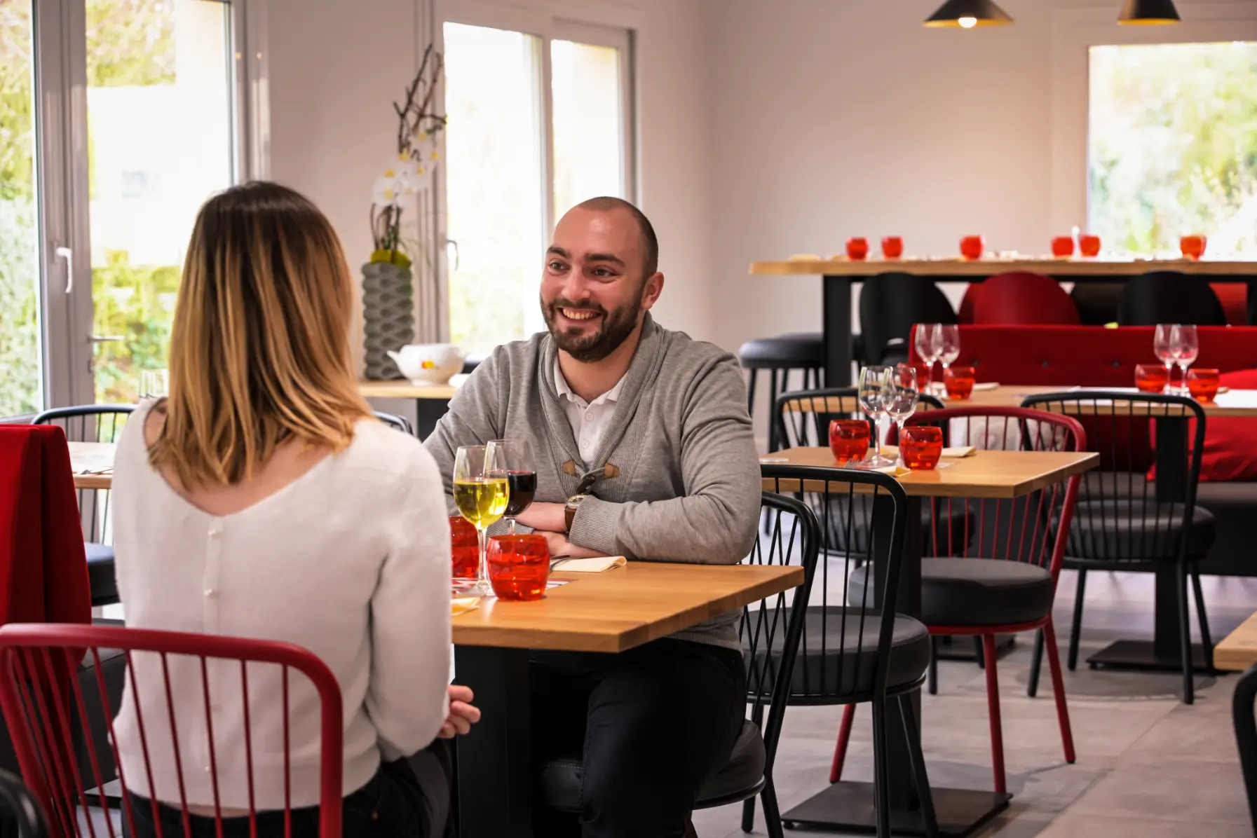Clients en train de déjeuner au restaurant de l’hôtel Logis d’Orgemont, service soigné et ambiance calme