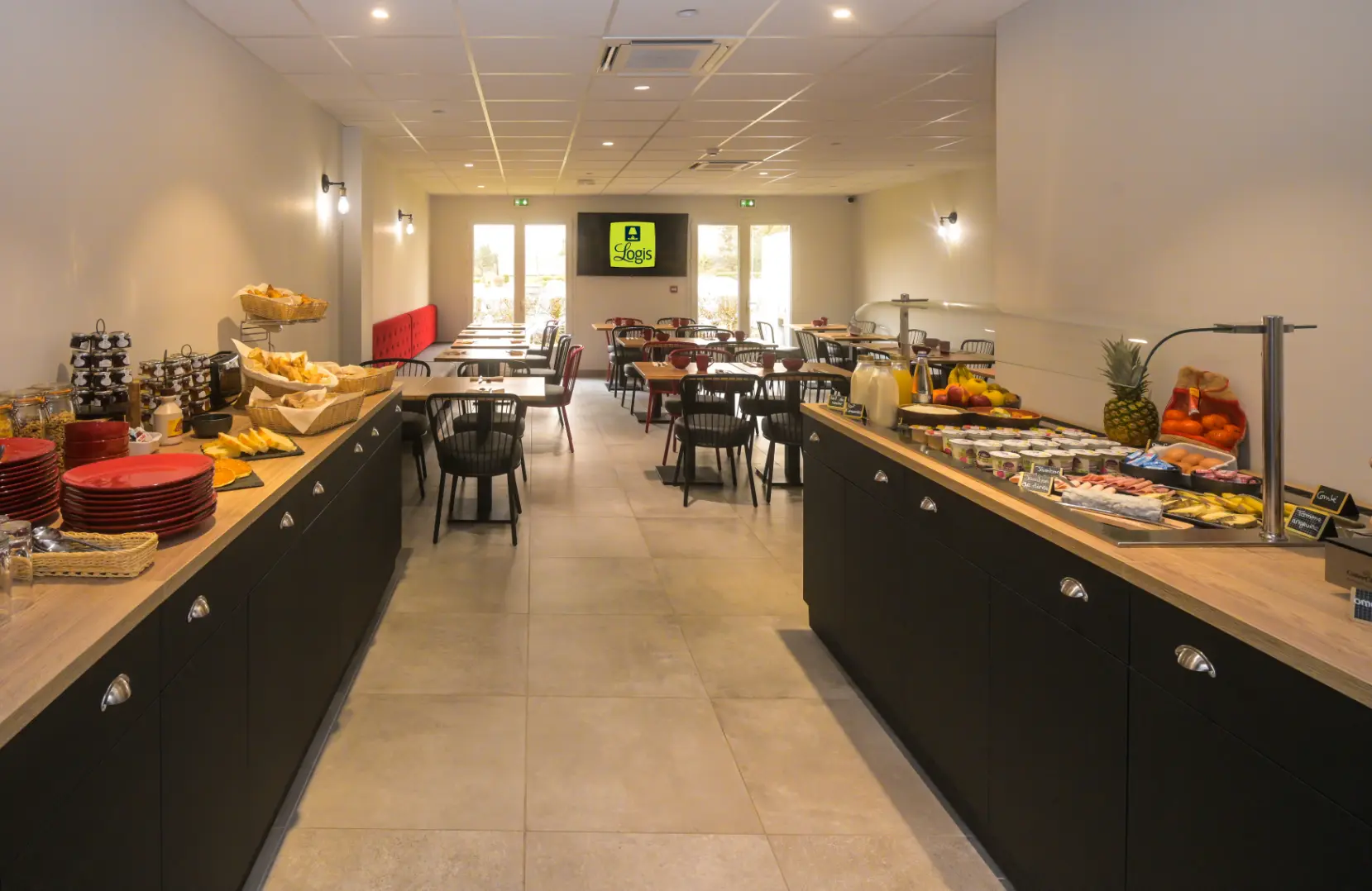 Salle de petit déjeuner de l’hôtel Logis d’Orgemont à Angers, espace lumineux et accueillant