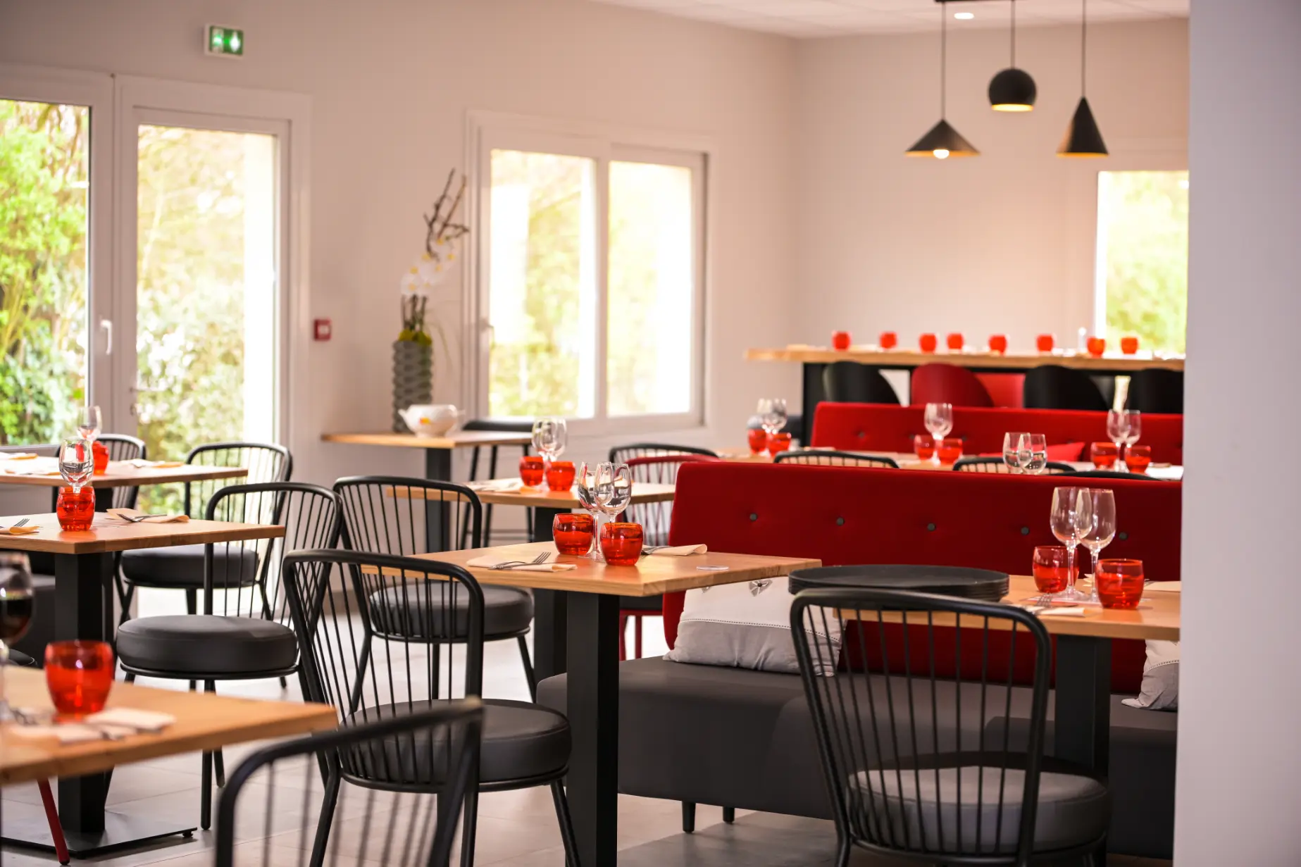 Salle de restaurant de l’hôtel Logis d’Orgemont à Angers, idéale pour les repas en couple ou en groupe