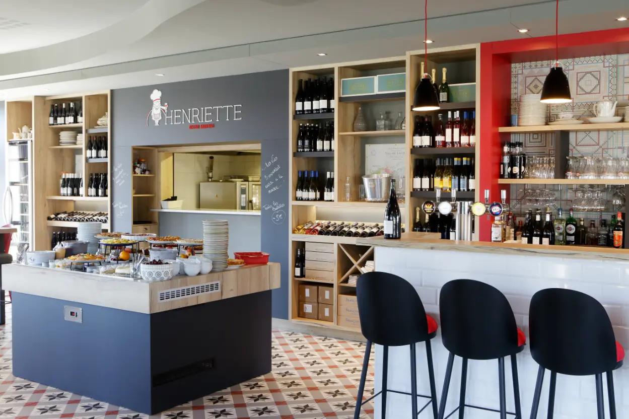 Bar du restaurant Henriette à Beaucouzé, ambiance chic et décontractée