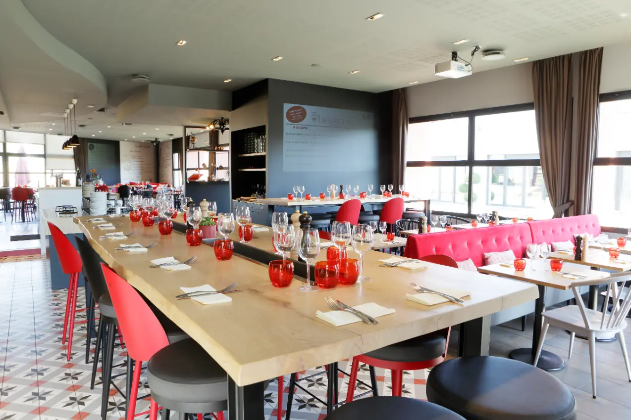 Énorme table conviviale au restaurant Henriette, idéale pour repas de groupe à Beaucouzé