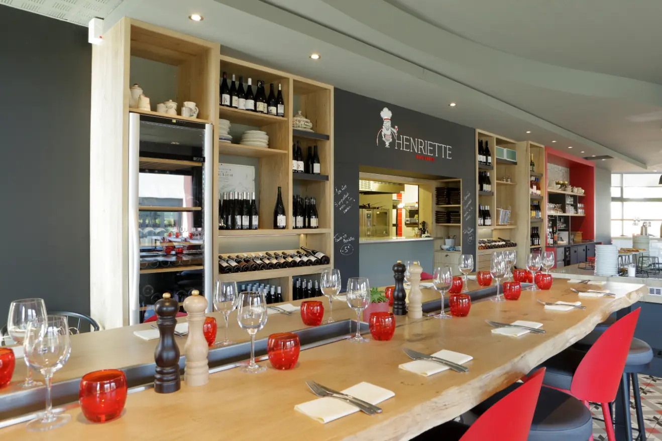 Grande tablée au restaurant Henriette, ambiance de partage et de gastronomie
