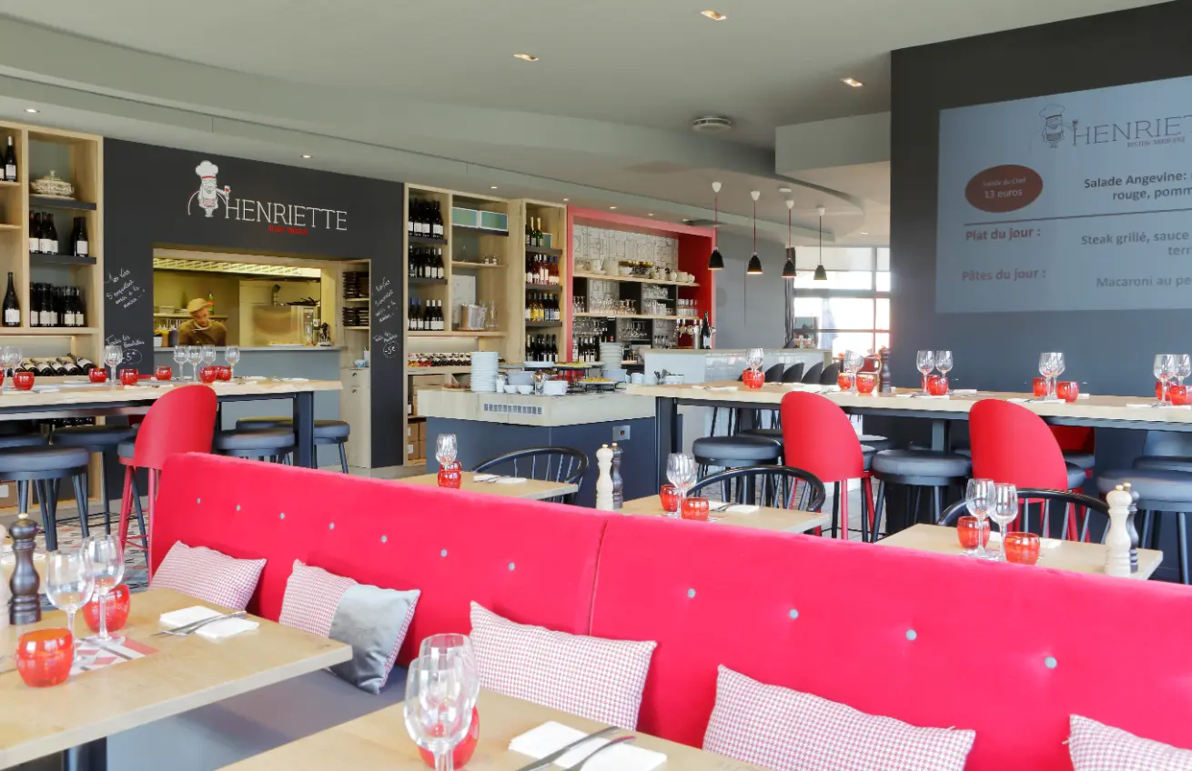 Salle du restaurant Henriette à Beaucouzé avec décoration sobre et élégante