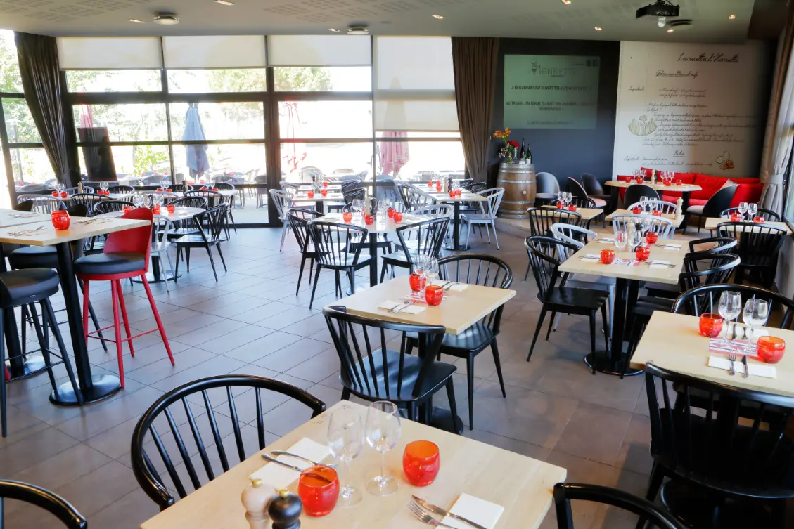 Vue alternative de la salle du restaurant Henriette, Beaucouzé